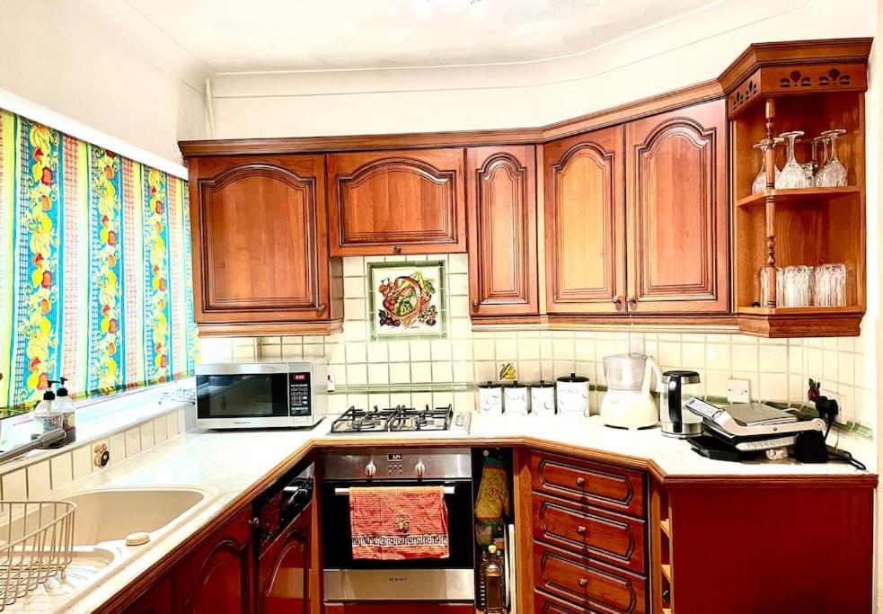 Stunning 1 Bedroom And Double Sofa Bed Near Train Station Саутгемптон Екстер'єр фото